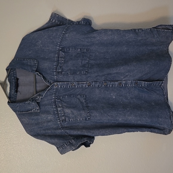Jane + Delancey | Acid Washed Chambray Short Sleeve Button Down Shirt Size Large - Picture 2 of 9